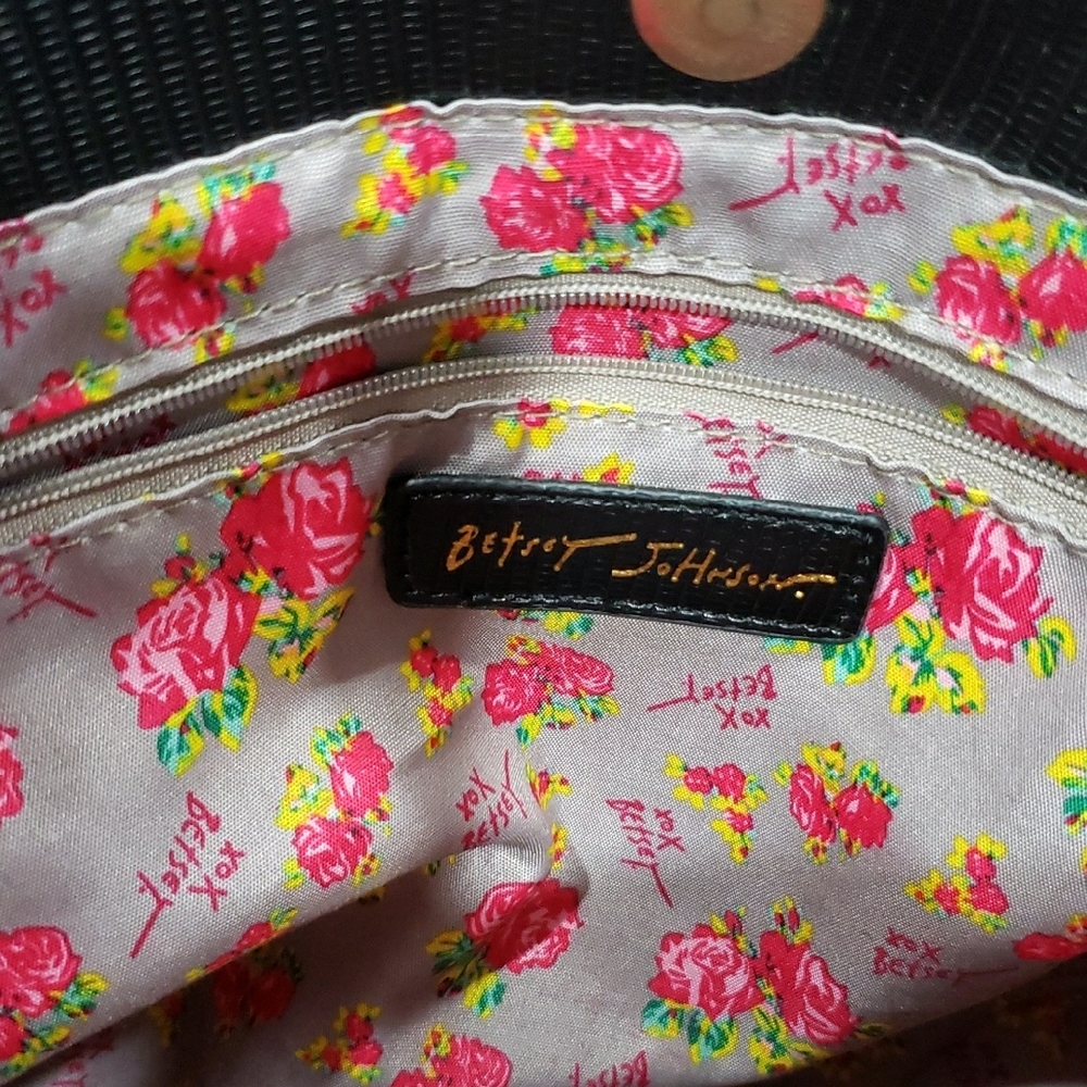 Black Heart-Embellished Women's Bag - Picture 9 of 9
